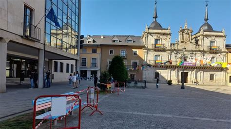 trans en ponferrada|Ponferrada dedica al colectivo trans un banco en la Plaza del。